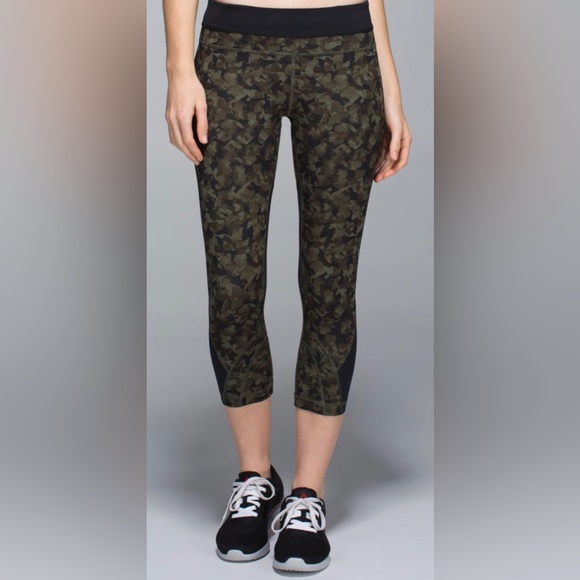 đź’™Lululemon Run: Inspire Crop II *Full-On Luxtreme (Mesh) - Picture 2 of 9